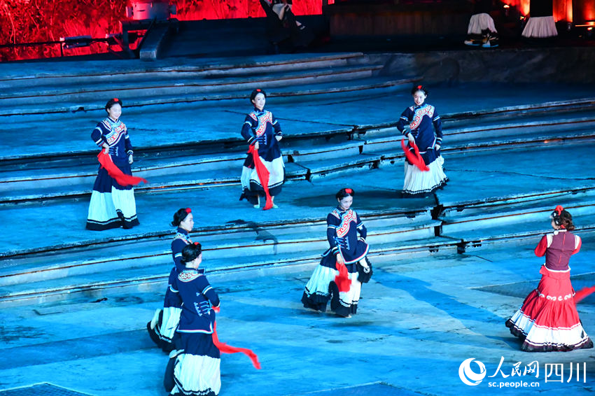 涼山州彝文化風情實景劇《阿惹妞》表演現場。人民網 王洪江攝