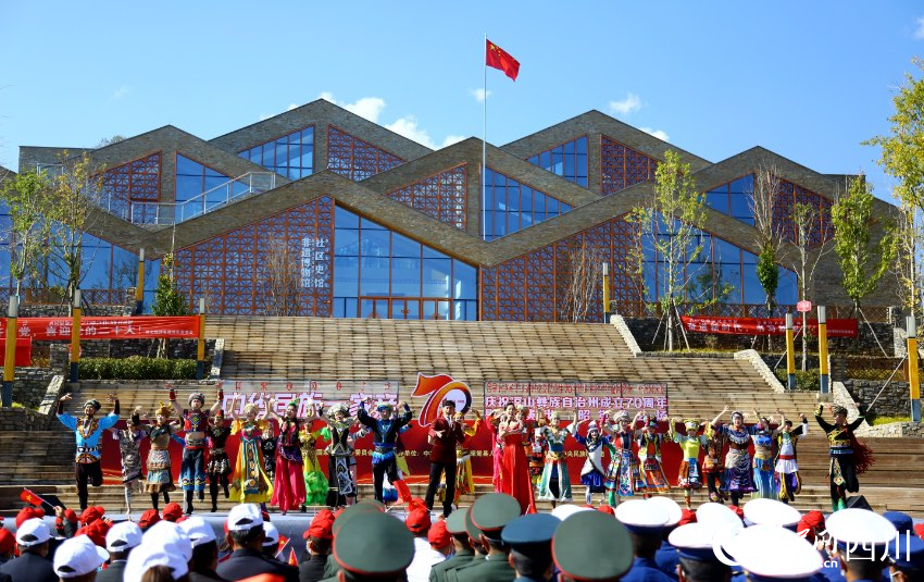 精彩的演出現場 。阿克鳩射攝