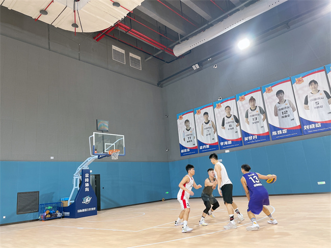 市民在鳳凰山體育公園全民健身中心運動。鳳凰山體育公園供圖