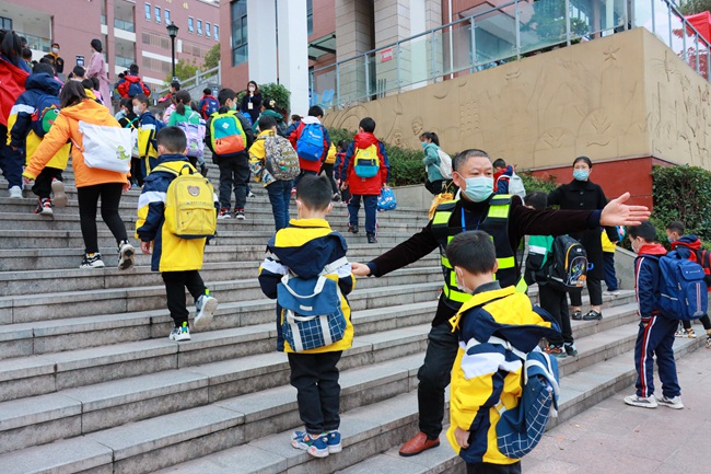 執勤民警護校。高大彬供圖