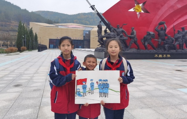 孩子們用畫筆表達對革命前輩的崇敬。馬發海攝