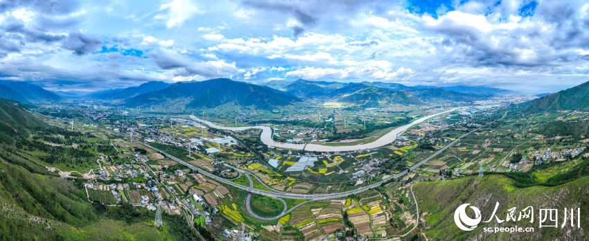 涼山正在打造安寧河現代農業硅谷，圖為富饒的安寧河谷平原。胡小平攝