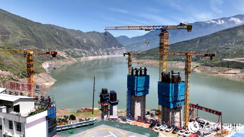 卡哈洛金沙江大橋，位于涼山州雷波縣與云南省永善縣交界。大橋全長2514米，為單跨懸索橋、鋼混疊合橋道系，是連接沿江高速和云南大永高速主要通道，對促進川滇交流具有十分重要的意義。唐曉軍攝