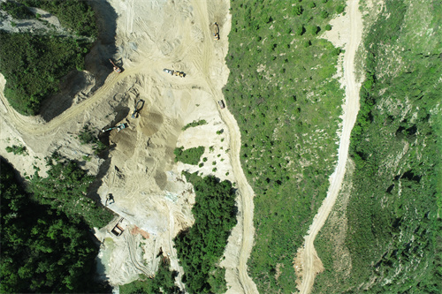 被破壞的林地。四川省公安廳供圖