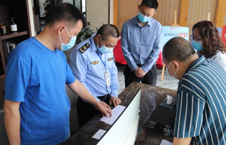 “雙線”發力，糾治“四風”