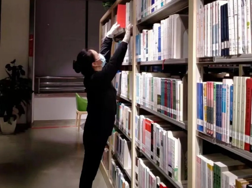 金牛區圖書館志愿者黃建英。金牛區圖書館供圖