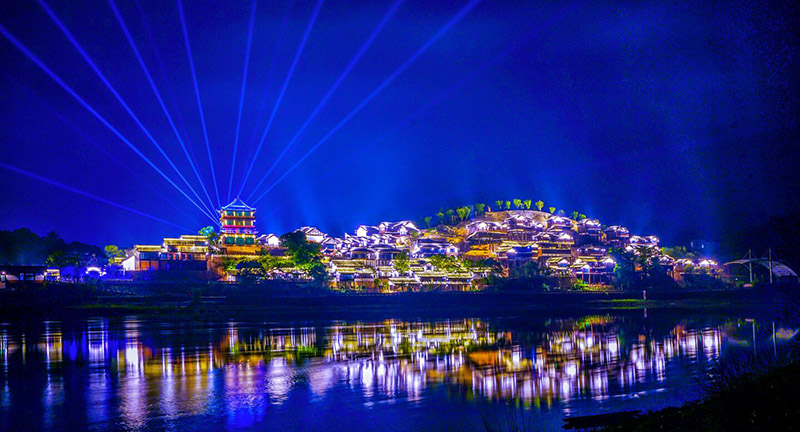 夜色中的五鳳鎮。五鳳鎮供圖