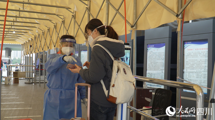成都火車南站工作人員正在查驗市民健康碼和48小時核酸。侯杰攝