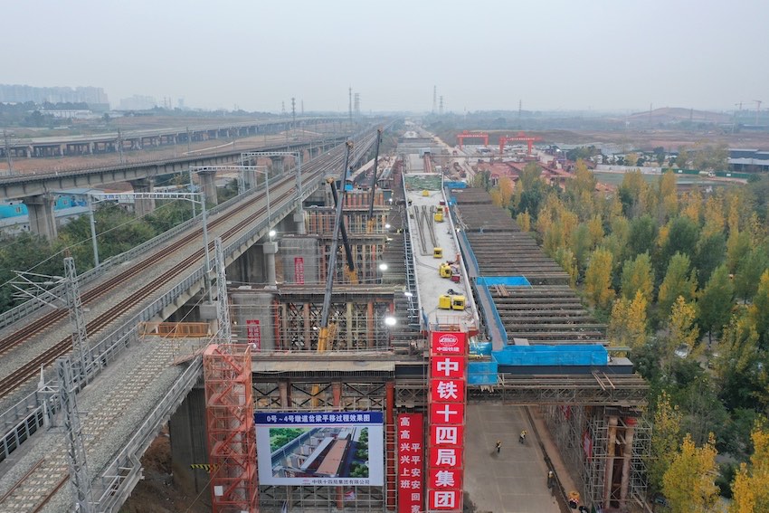 此次平移距離為22.29米，施工人員要在白天完成第一階段施工，將梁體平移至距離既有線路6.5米處。成蘭公司供圖