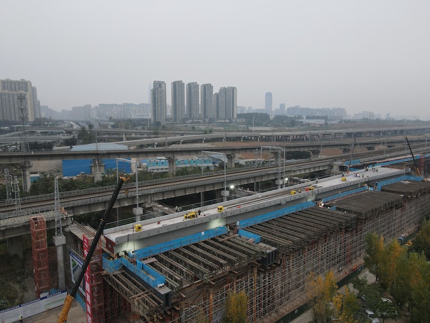 此次推移的道岔連續梁創下國內記錄。成蘭公司供圖