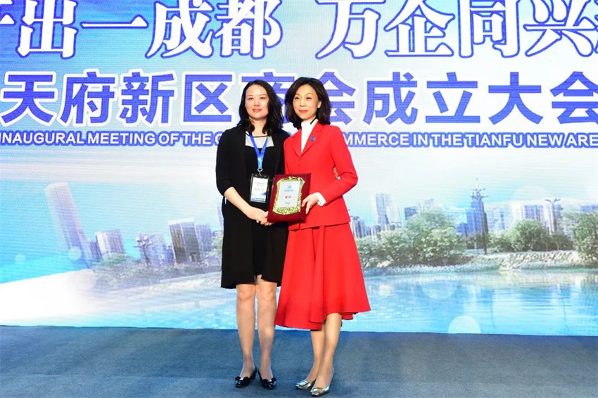 2018年4月18日，天府新區商會正式成立，王麒當選商會首屆會長。天府新區黨工委統戰部供圖