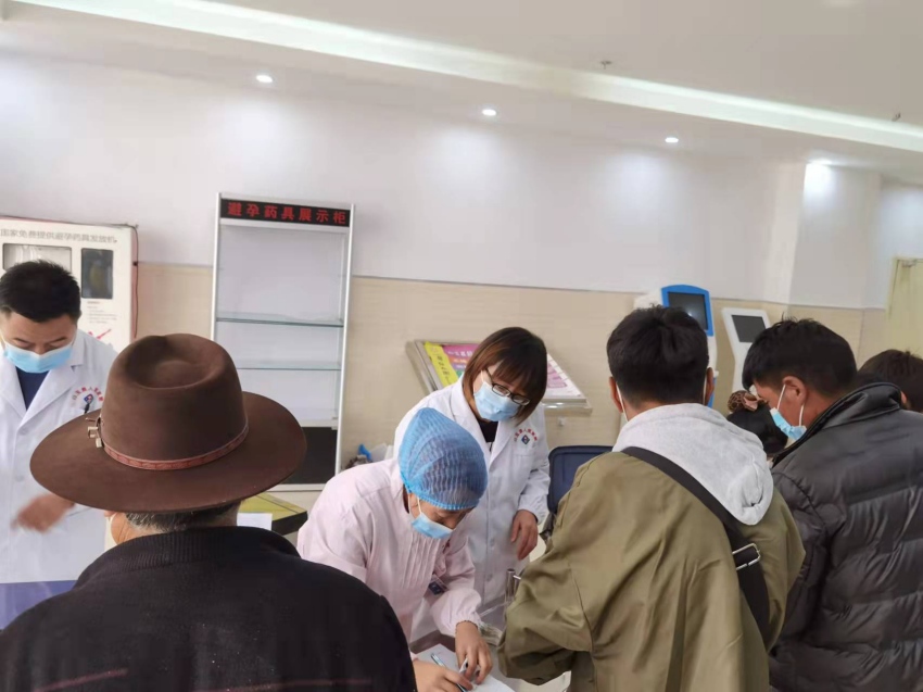 陳平和同事義醫現場。成都市武侯區委統戰部供圖