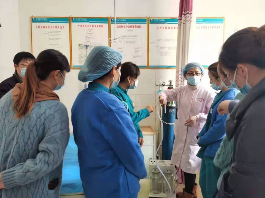 陳平為患者講解醫療設施。成都市武侯區委統戰部供圖