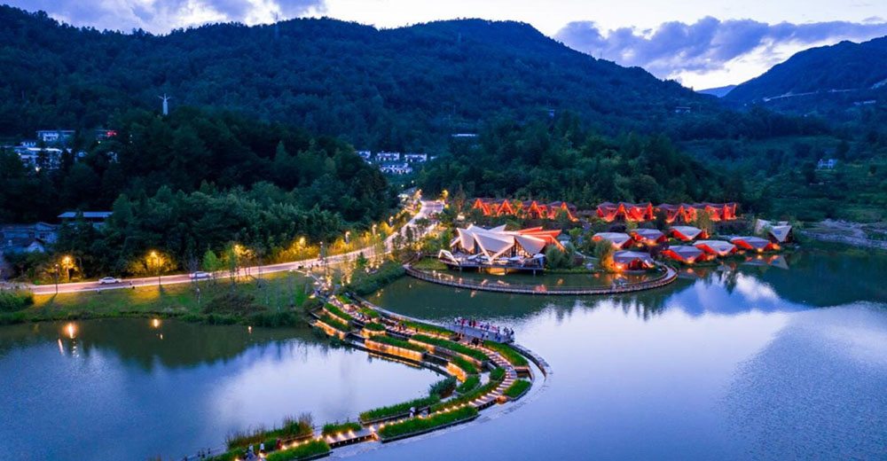 南江縣光霧山鎮：擁有世界地質公園和國家5A級旅游景區、國家級風景名勝區、國家自然遺產地、國家生態旅游示范區等國字品牌。成功打造全國首部行浸式夜游《夢境光霧山》，創作氣勢恢宏舞臺劇《巴山夜雨》。