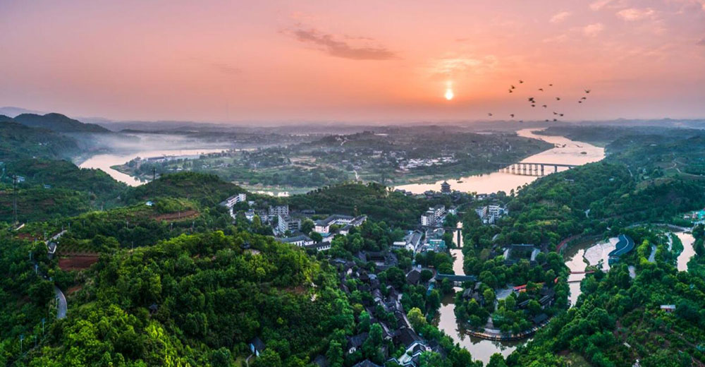 成都市金堂縣五鳳鎮：依托龍泉山城市森林公園，結合賀麟哲學特色，發展“文創+旅游”“文創+教育”等哲思文創產業，形成以山水、江水、古鎮為空間特色的發展模式。