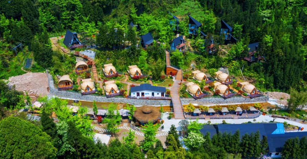 綿陽市安州區桑棗鎮：該鎮依托特色優勢資源，以“溫泉康養+鄉村旅游”為牽引，大力開發溫泉康養、特色民宿等旅游新業態和新產品。擁有世界級療養溫泉、全國唯一的海綿生物礁國家地質公園。