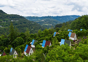 南江縣西廂村：利用自身獨特的千年古樹、奇石、峽谷等豐富的天然資源，打造集古樹參觀、峽谷漂流、農事體驗等旅游新業態。