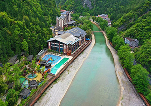 萬源市龍潭河村：依托大巴山國家地質公園、國家3A級旅游景區和省級風景名勝區，正在建成以浪漫漂流、溫泉療養、峽谷尋幽、叢林探秘為核心主題的旅游度假區。