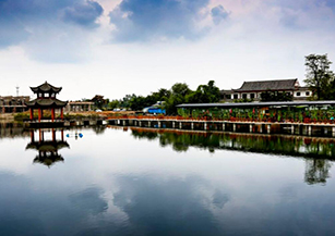 廣漢市友誼村：以休閑垂釣、親水娛樂為核心旅游特色，集聚三江沿河濕地景觀、三江湖休閑觀光區等旅游功能于一體。