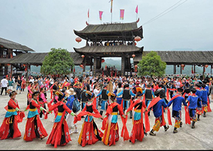 北川縣石椅村：采取“一三產業互動模式”，以獨特羌族文化為引領，以水果產業為基礎，定期舉辦“慶羌年、祭山會、領歌節”等活動。