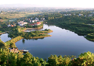 隆昌市古宇村：依托古宇湖、漁文化博物館、自駕營地等旅游業態，建成了具有川南民居風格的“幸福古宇”美麗新村。