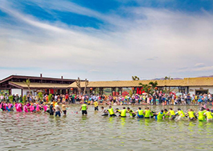 鹽邊縣昔格達村：依托獨特的氡溫泉資源、豐富的熱帶水果、多彩的民俗風情，以及稻田、花海、民宿等田園風光，構建起生態體驗、共享廚房、藝術創作等業態。