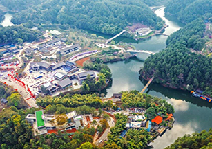 自貢市自流井區尖山村：以“現代農業+旅游+文創”為主線，形成“特色餐飲”+“田園采摘”+“鄉愁民宿”為一體的原生態農家體驗。