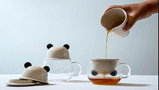 成都市彭州市白瓷藝術中心推薦的彭州白瓷“洗腦殼”系列：結合新興市場需求，大膽創新、極具創意，深受游客喜愛。