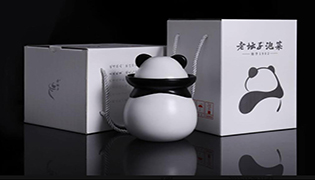 眉山市推薦中國泡菜博物館的食遇東坡——土陶熊貓罐系列：將四川傳統泡菜壇子完美融合熊貓形象，創新度高，屬于特色農產品文旅化包裝的優秀之作。