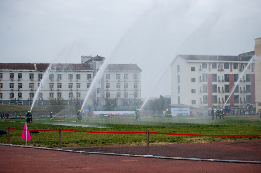 綿陽消防開展手抬機動泵出水操比武。四川省消防救援總隊供圖
