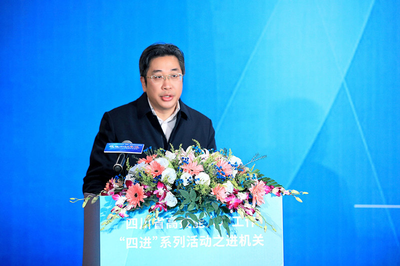 中共四川省委組織部人才工作處處長王軍作交流發言。