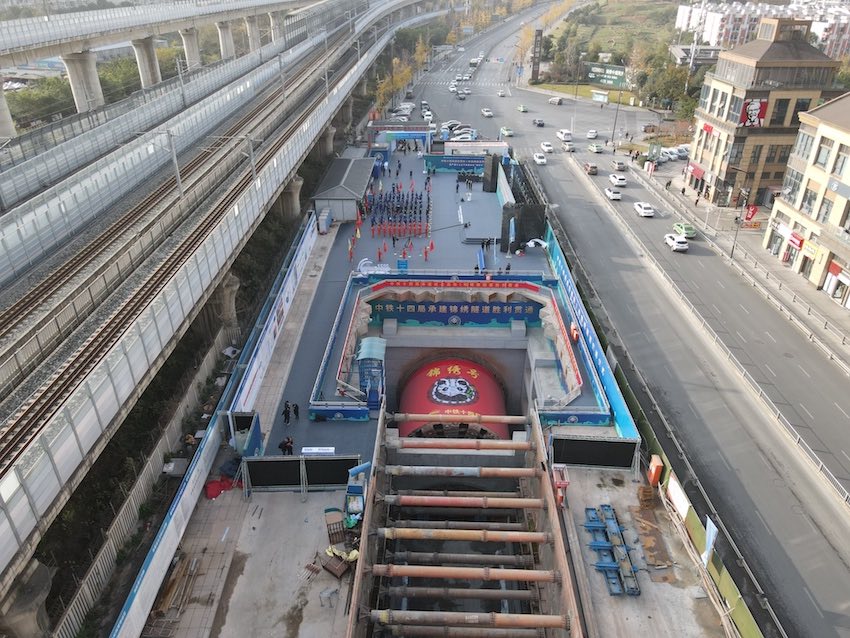 施工單位通過創新工藝工法，極大減少了對成渝客專、成昆線等高鐵線路的變形影響，做到了下穿既有線“零沉降”。成蘭公司供圖
