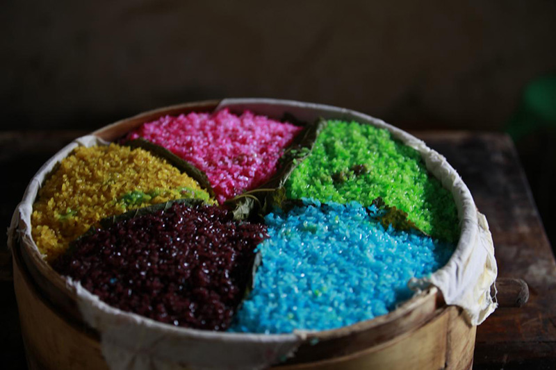 布依五彩飯。寧南縣委宣傳部供圖