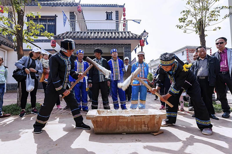 打糍粑。寧南縣委宣傳部供圖