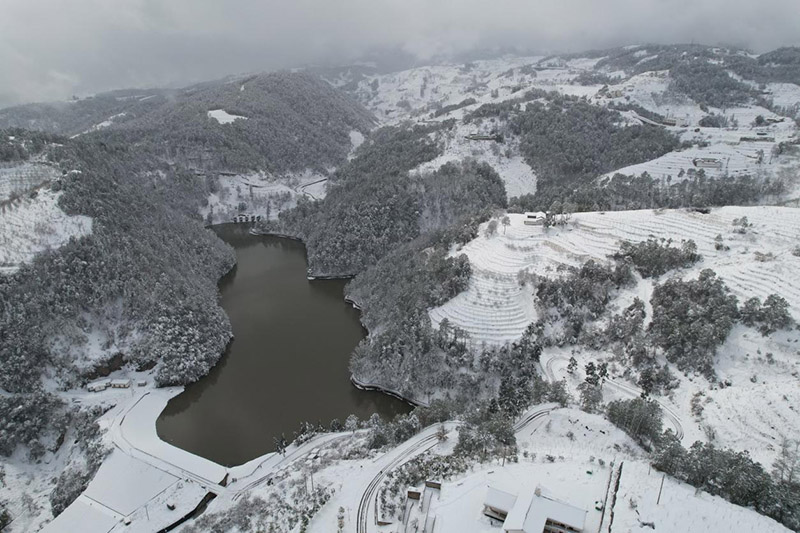冬日拉落村。顏魯興攝