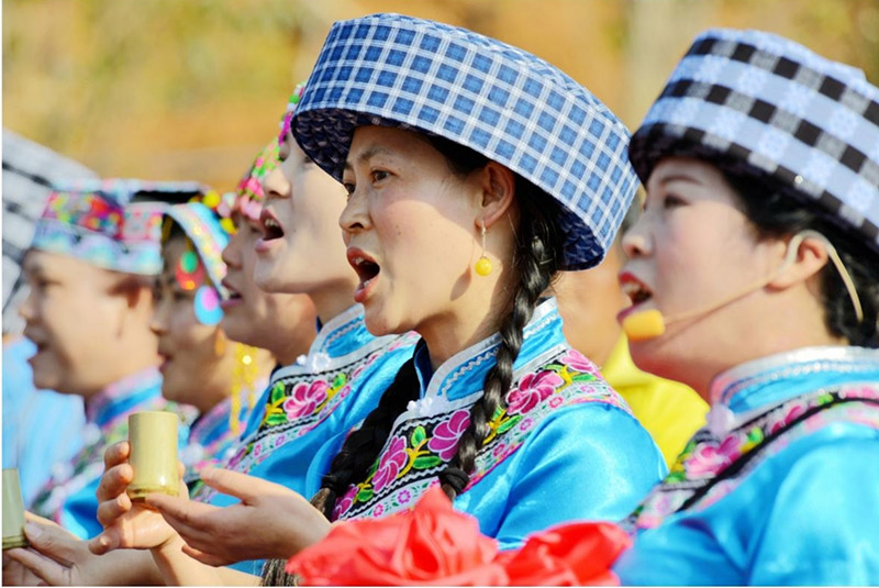 美酒山歌敬賓客。楊育林攝