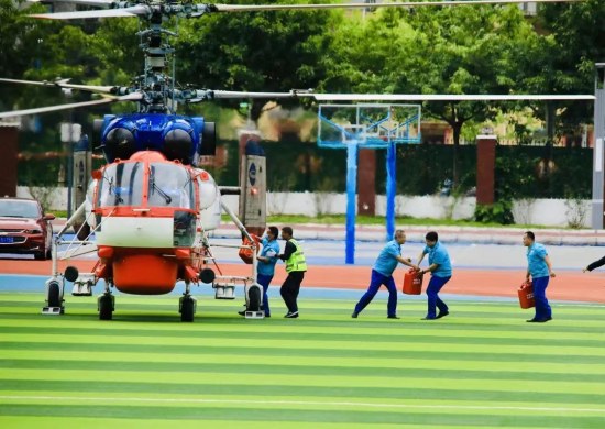 中國石油四川銷售開辟空中保供線馳援“9.5”瀘定地震救災前線。羅亞攝