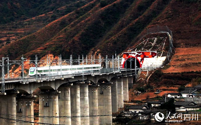 12月23日，一列復興號動車組安全行駛在小相嶺隧道。程蓉軒攝