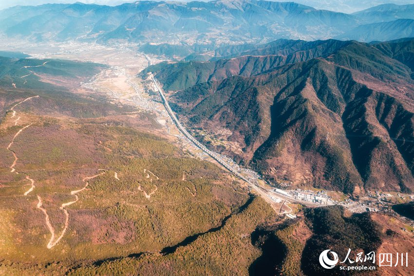 大涼山里新命脈，遠眺新成昆線（拍攝于甘洛至越西國道旁某處）。孟寬攝