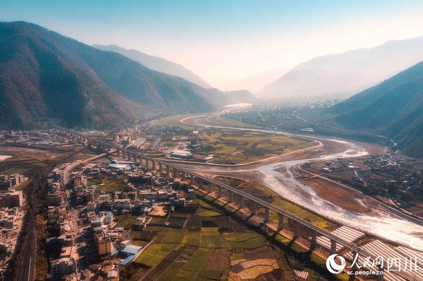 光下的新老成昆（拍攝于喜德西站外）。孟寬攝 