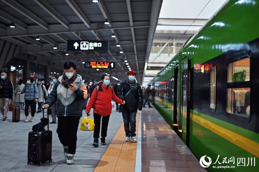 成都南站，準備上車的乘客。李富彬攝