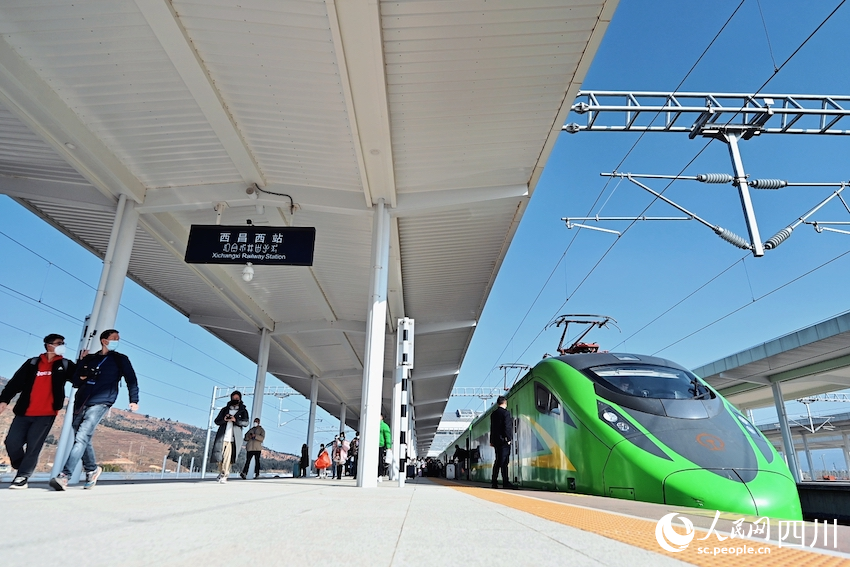 經過近3小時行駛，列車抵達西昌西站。李富彬攝