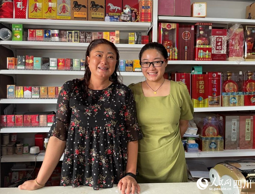 周麗（左）與女兒合影。何亞卓攝