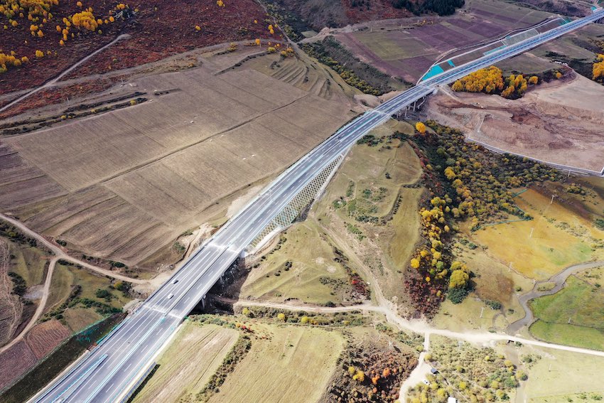 道路兩旁皆美景。蜀道集團供圖