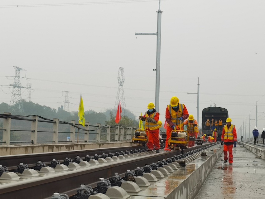 工人們正在對軌道進行初步調整。成蘭公司供圖