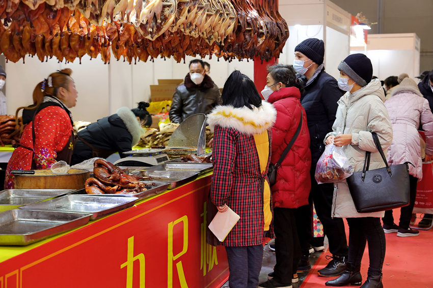 新春年貨購物節上市民正在購買年貨。四川省供貨商商會供圖