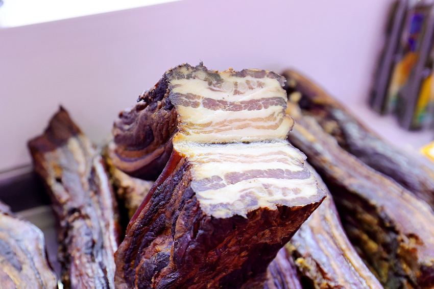 新春年貨購物節上展出的臘肉。四川省供貨商商會供圖