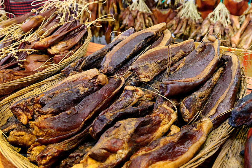 新春年貨購物節上展出的臘肉。四川省供貨商商會供圖