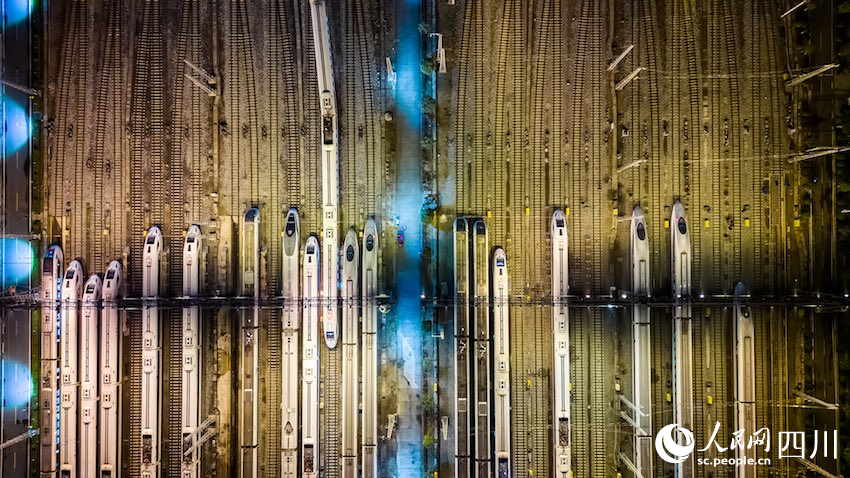 春運高峰期間將增開夜間“紅眼高鐵”。熊能攝