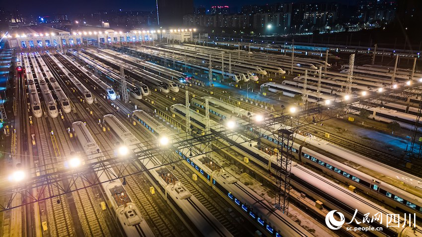 蓄勢待發。熊能攝